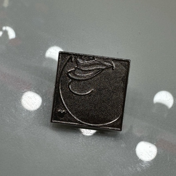 Ursula Chin Pin chaser pin - Picture 1 of 2